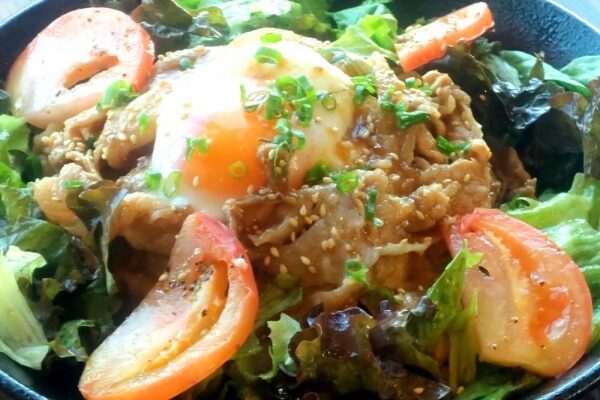 おまかせ料理第10弾!「プルコギ風 豚バラ肉のポテサラ&半熟たまご乗せ